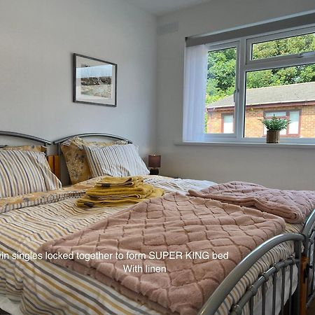 Valley View Self-Catering Coastal Bungalow In Rural West Wight Freshwater Buitenkant foto
