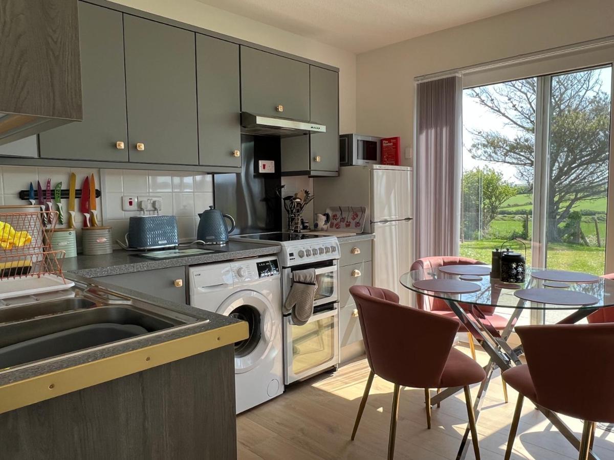 Valley View Self-Catering Coastal Bungalow In Rural West Wight Freshwater Buitenkant foto