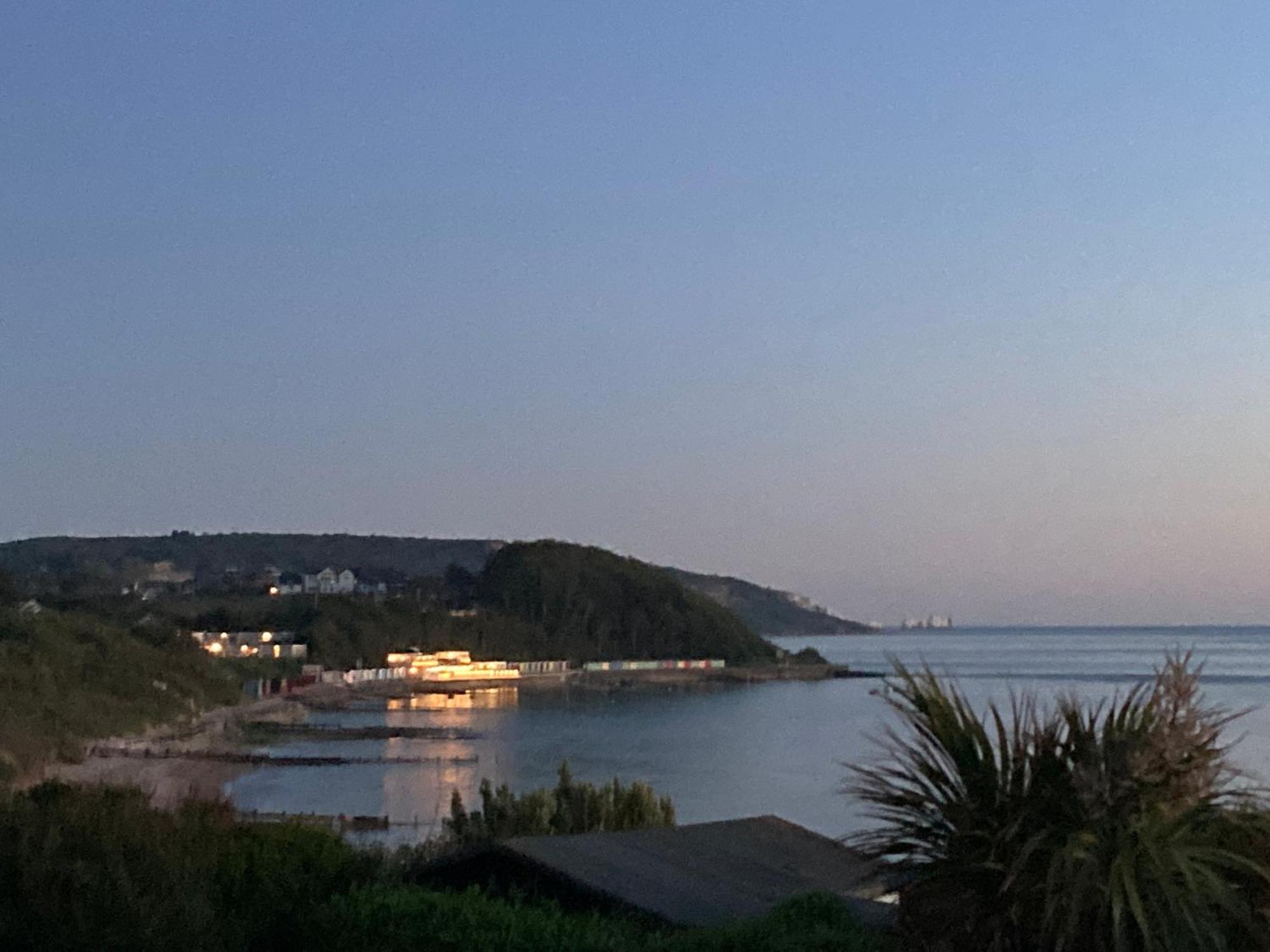 Valley View Self-Catering Coastal Bungalow In Rural West Wight Freshwater Buitenkant foto